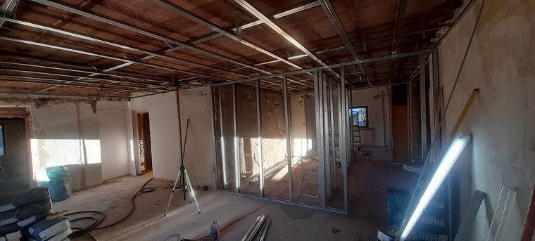 Altbau nach dem Rückbau mit neuem Ständerwerk für Trennwände