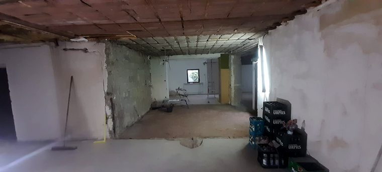 Altbau mit offener Decke und neuen Wänden im Aufbau