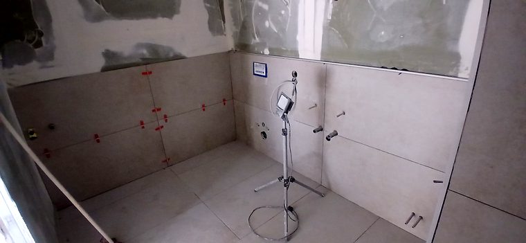 Dusche im Bau mit großformatigen Wandfliesen und Nivelliersystem