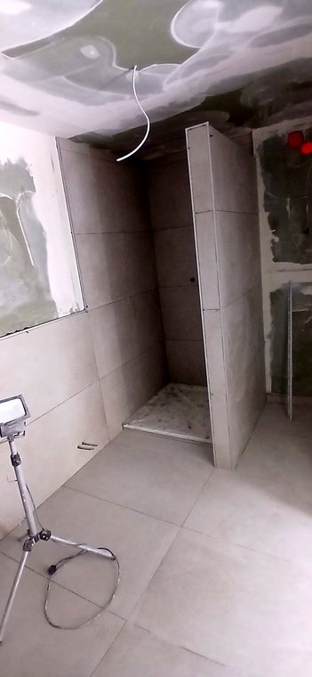 Duschbereich mit Vorwand während der Fliesenarbeiten