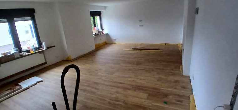 Neuer Bodenbelag in Holzoptik nach der Sanierung