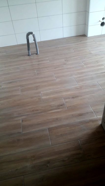 Bodenfliesen in Holzoptik im Verband verlegt
