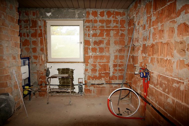 Bad im Rohbau mit Mauerwerk, Vorwandelement und Leitungen