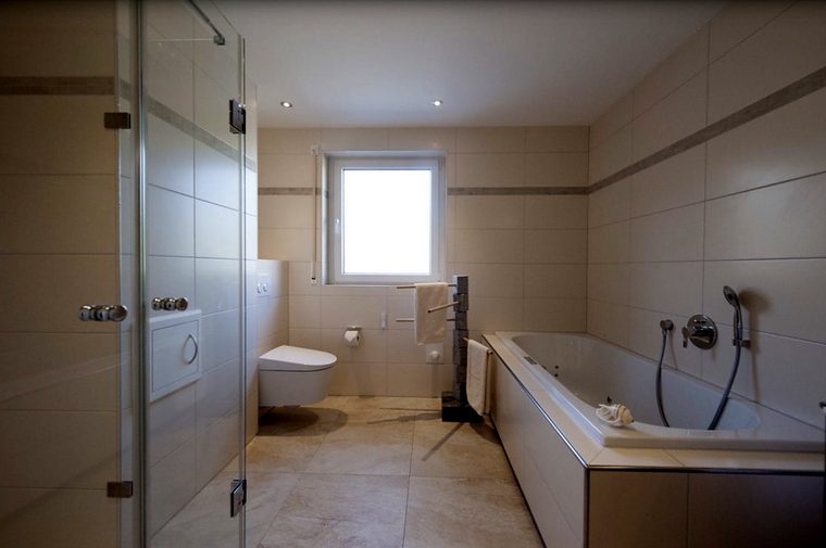 Fertiges Bad mit Duschkabine, Wand-WC und Badewanne
