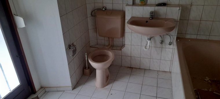Altes Bad mit Stand-WC, Waschbecken und Badewanne in Pastell