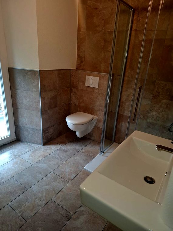 Neues Bad mit Fenster, Wand-WC und Duschkabine