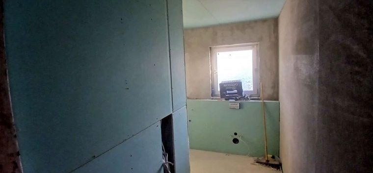 Neue Wände und Vorwand aus Trockenbauplatten im Bad