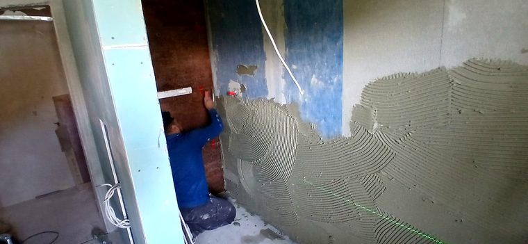 Kleberbett für Großformatfliesen, daneben noch die alten blauen Fliesen
