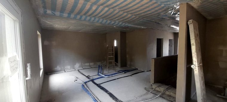 Frisch verputzte Wände im Dachgeschoss