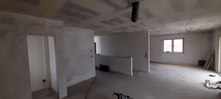Gespachtelte Trockenbaudecke und verputzte Wände im Dachgeschoss