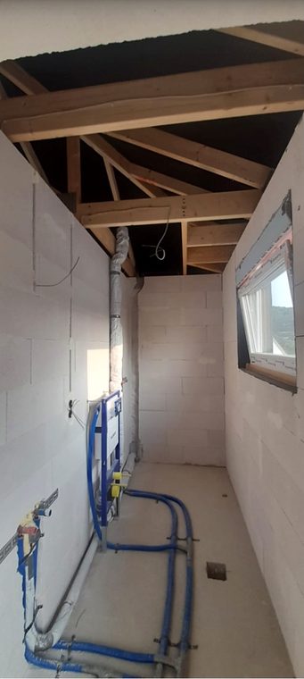 Bad im Dachgeschoss im Rohbau mit Installationen