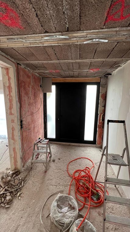 Eingangsbereich im Rohbau mit offener Decke