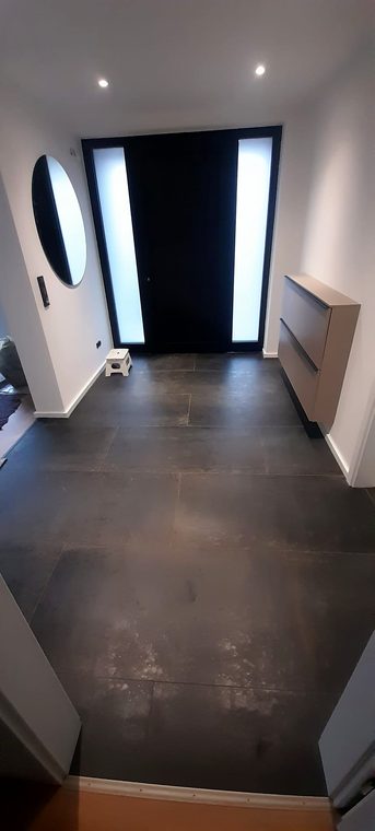 Fertiger Eingang mit großformatigen Bodenfliesen in Anthrazit