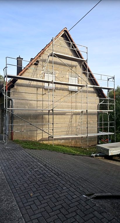 Giebelseite vor der Fassadensanierung mit Gerüst