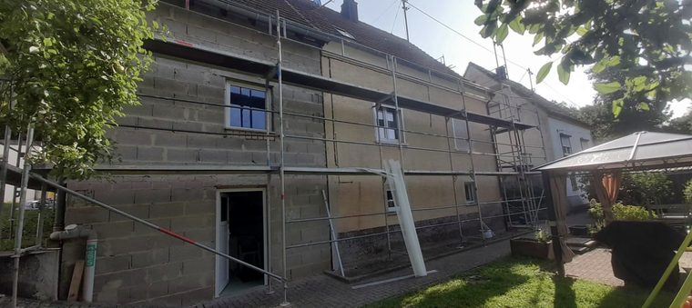 Unverputztes Mauerwerk an der Längsseite vor dem Außenputz