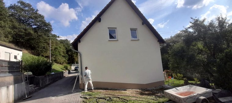 Fertig verputzter und gestrichener Giebel
