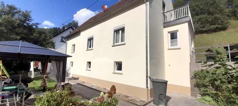 Fassade mit neuem Außenputz und abgesetztem Sockel