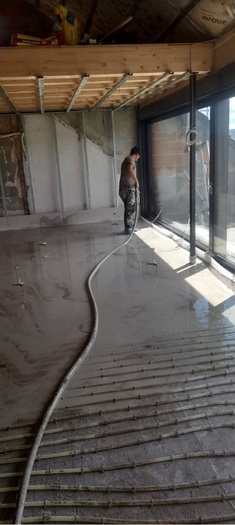 Fließestrich im großen Raum mit Fensterfront