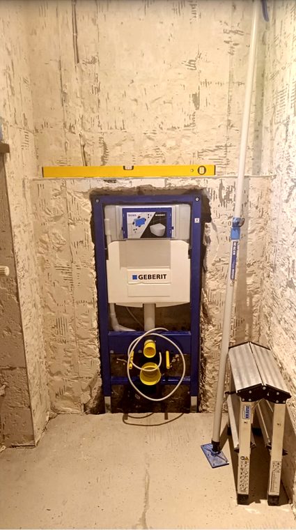 Gesetztes Vorwandelement für das Wand-WC im Gästebad
