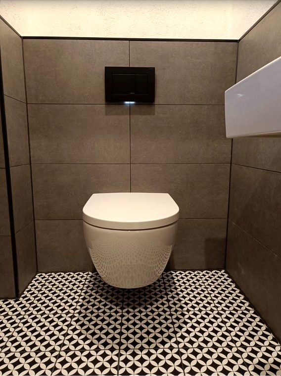 Wand-WC vor anthrazitfarbenen Großformatfliesen