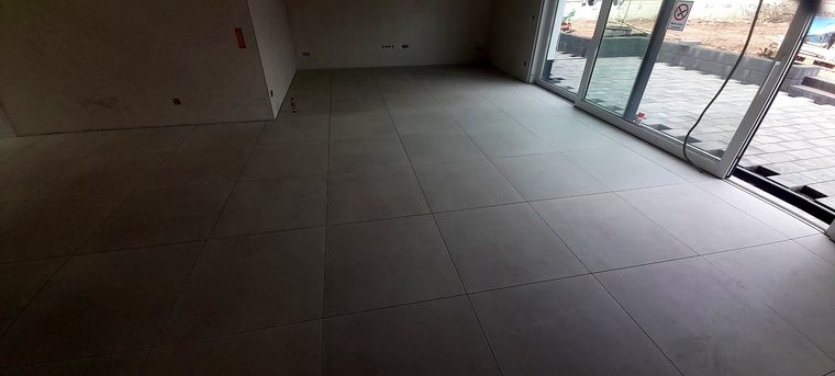 Großformatfliesen bis an die Fensterfront