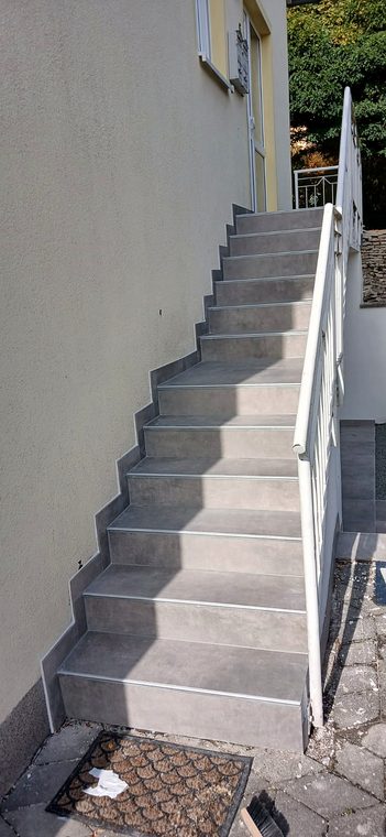 Außentreppe mit neu belegten Stufen in Grau