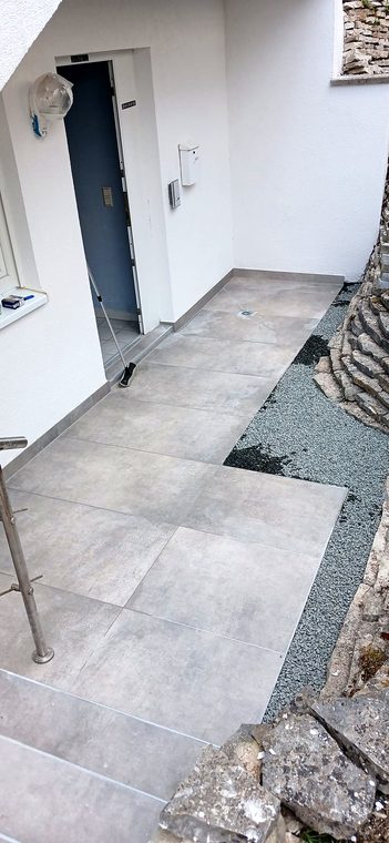 Neu gefliester Zugang mit grauen Großformatfliesen
