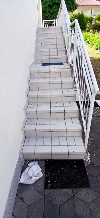 Außentreppe von oben mit neuen Stufenbelägen